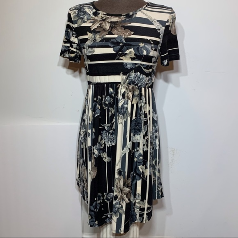 EUC Egs by Eloges Floral Striped Short Sleeve Super Soft Midi Dress